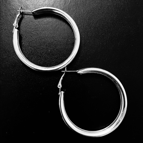 💖 Silver Hollow Hoop Earrings 2" NEW - Picture 3 of 6